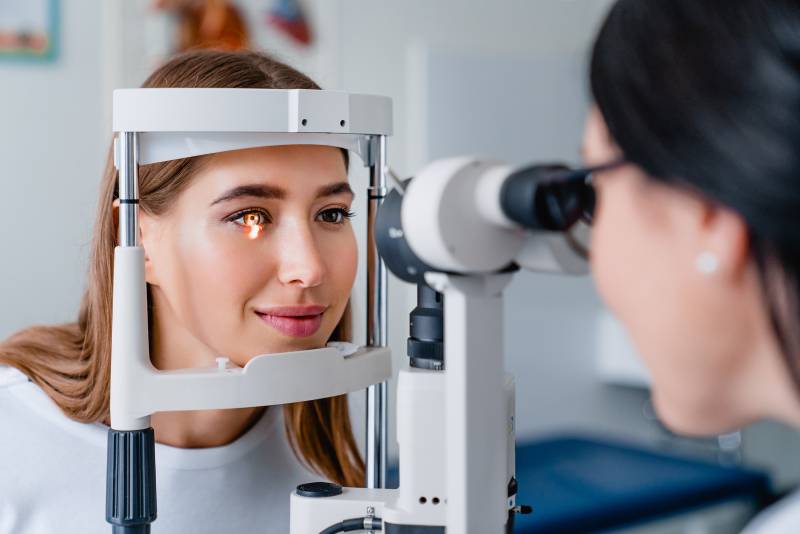 Comment se déroule un examen de vue chez un opticien ?