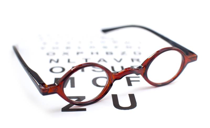 Comment se déroule un contrôle de la vue chez l'opticien pour le renouvellement d'une ordonnance de lunettes de vue encore valide ?