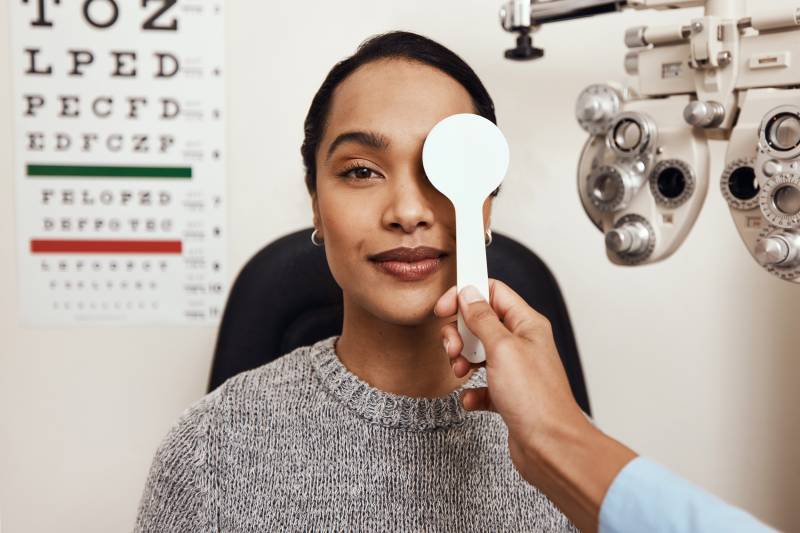 Effectuer un test de vision complet et précis proche Terres-de-Caux : comprendre le remboursement sécurité sociale pour un examen de vue chez l'opticien en 2026.
