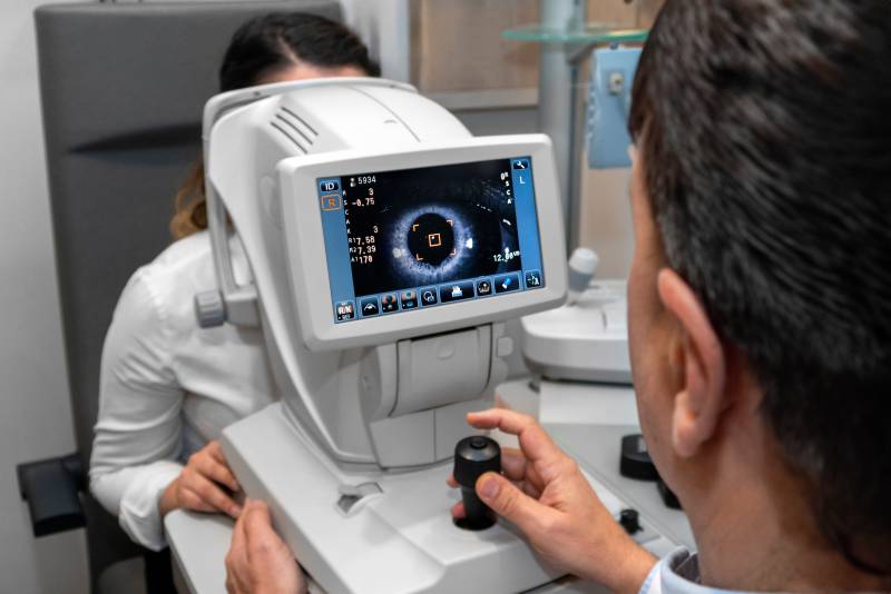 Prendre rendez-vous pour un bilan visuel complet chez votre opticien près de Senneville-sur-Fécamp afin de renouveler rapidement votre ordonnance de lunettes de vue en 2026.